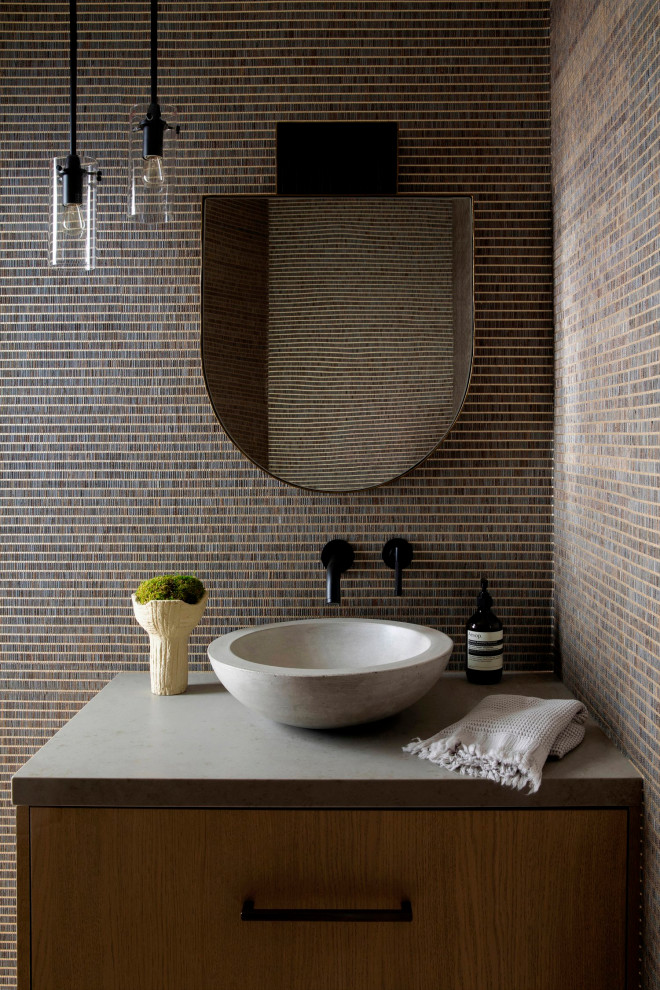 Idee per un bagno di servizio contemporaneo con ante lisce, ante in legno scuro, lavabo a bacinella e top grigio