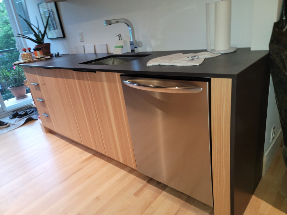 TOW TONE MODERN KITCHEN