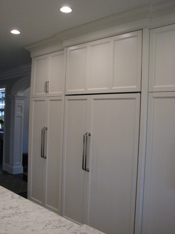 Example of a transitional home design design in Boston