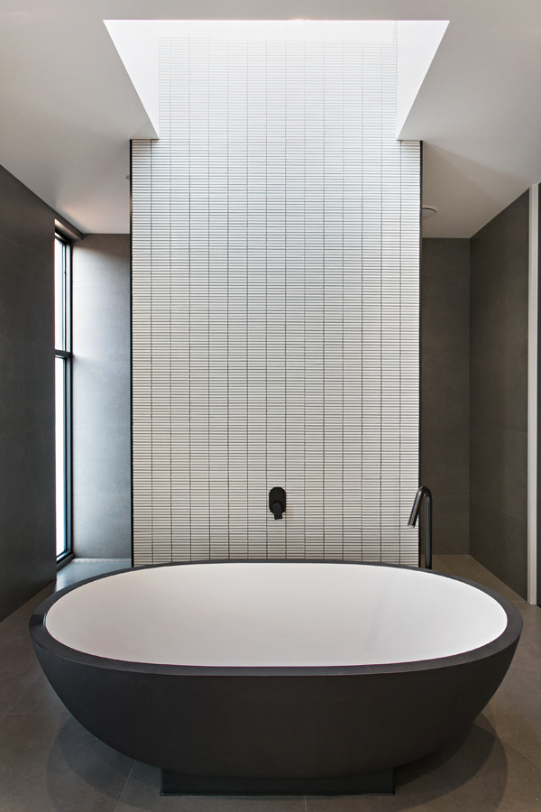 Inspiration för ett stort funkis en-suite badrum, med ett fristående badkar