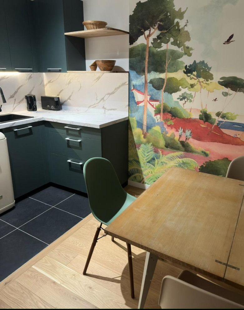 Cette photo montre une petite cuisine ouverte moderne en L avec un évier encastré, un placard à porte affleurante, des portes de placards vertess, un plan de travail en stratifié, un électroménager de couleur et papier peint.
