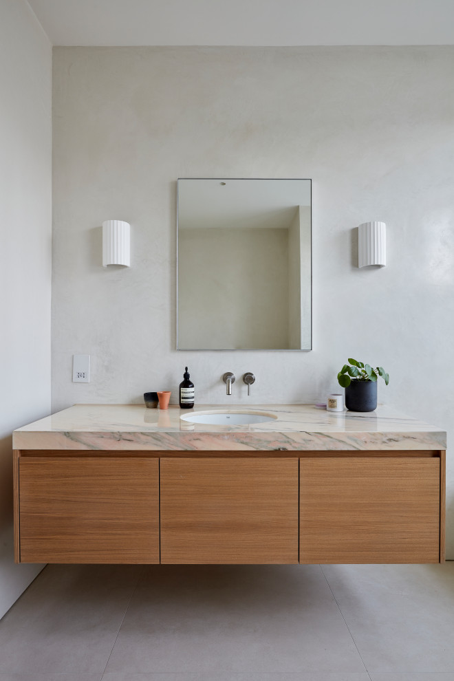 Diseño de cuarto de baño principal, único y flotante actual con encimera de mármol y encimeras multicolor