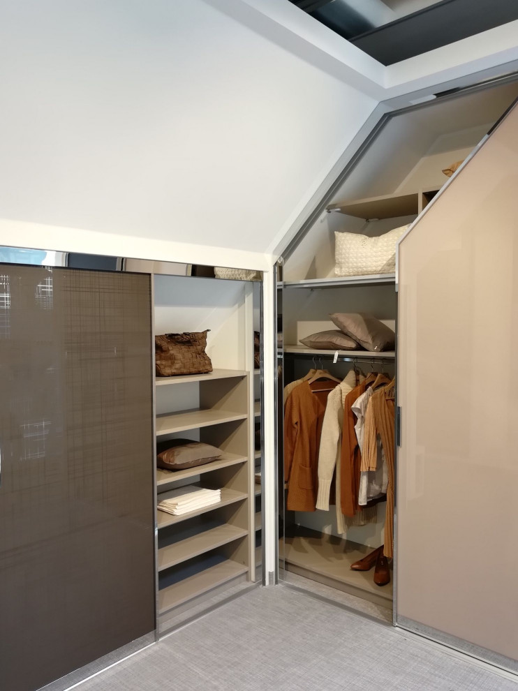 This is an example of a contemporary storage and wardrobe in Dortmund.