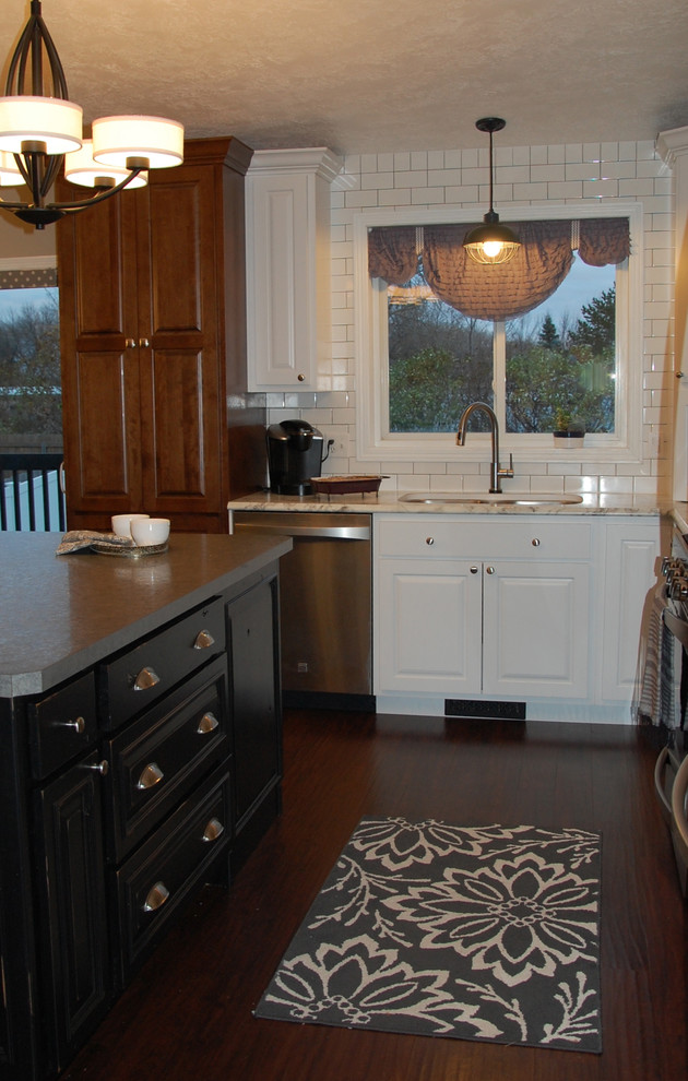 Example of a mid-sized transitional kitchen design