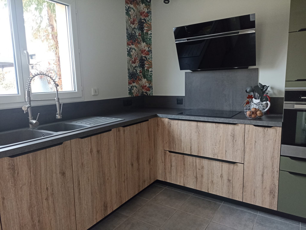 Küche mit Laminat-Arbeitsplatte, Küchenrückwand in Grau, Kücheninsel und grauer Arbeitsplatte in Sonstige