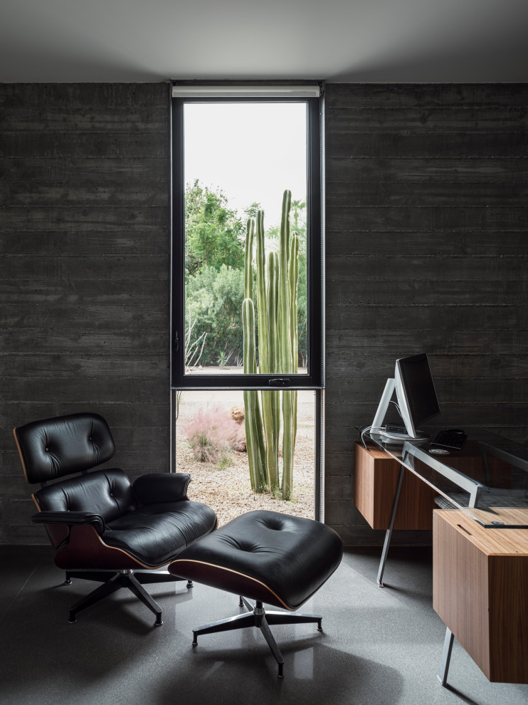 Cette image montre un bureau minimaliste avec sol en béton ciré et un bureau indépendant.