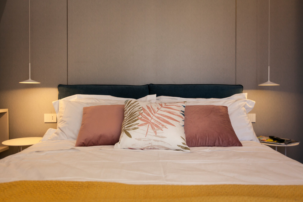 На фото: большая хозяйская спальня в стиле модернизм с бежевыми стенами, мраморным полом, бежевым полом и многоуровневым потолком