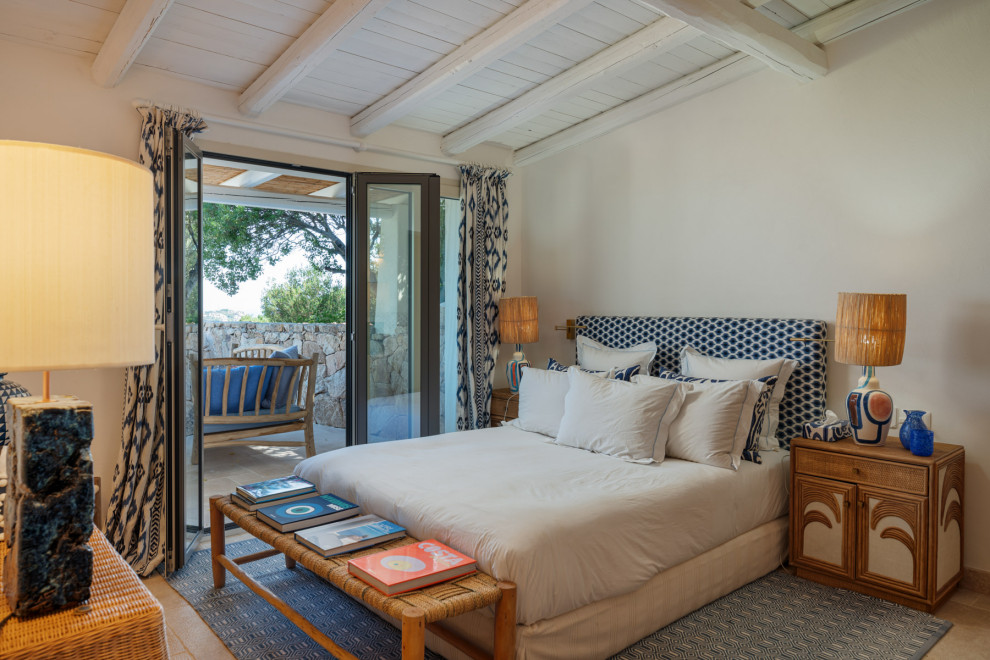 Ispirazione per una camera da letto tropicale con pareti beige, travi a vista e soffitto in legno
