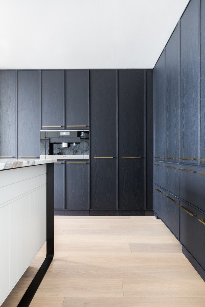 Design ideas for a mid-sized contemporary u-shaped eat-in kitchen in Chicago with a single-bowl sink, recessed-panel cabinets, black cabinets, marble benchtops, white splashback, marble splashback, black appliances, with island and light hardwood floors.