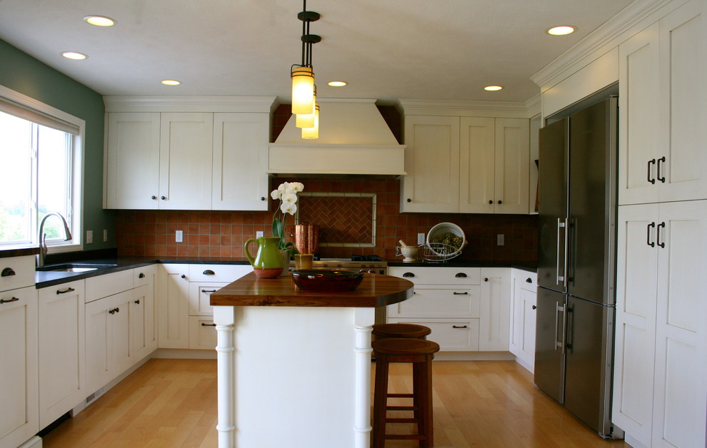 Kitchen - transitional kitchen idea in Grand Rapids