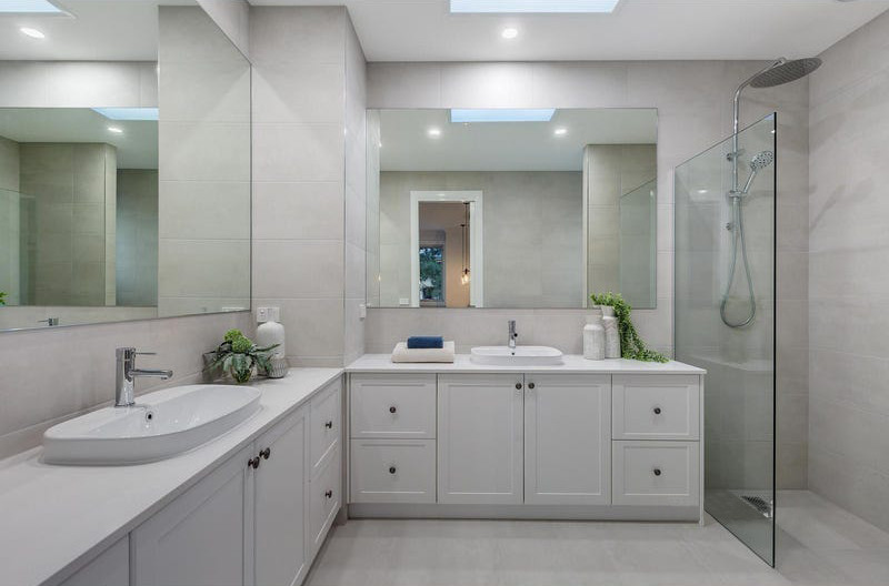 Idéer för mycket stora funkis vitt en-suite badrum, med skåp i shakerstil, vita skåp, ett fristående badkar, en öppen dusch, en vägghängd toalettstol, grå kakel, stenkakel, klinkergolv i porslin, ett integrerad handfat, grått golv och med dusch som är öppen