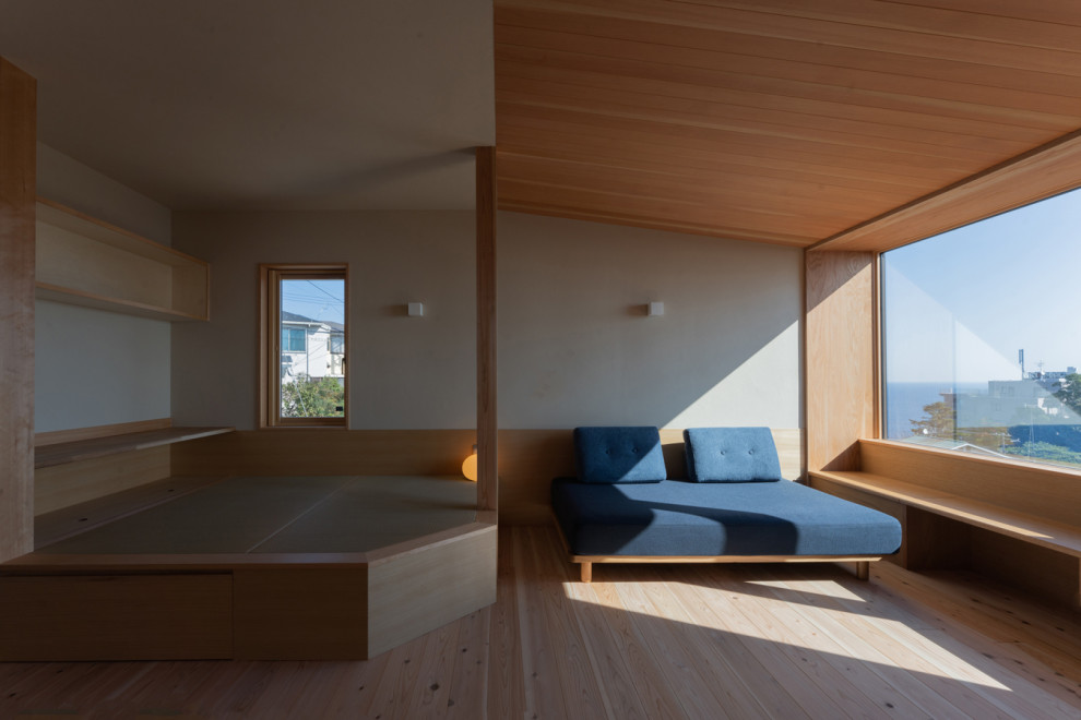 На фото: гостиная комната в стиле модернизм