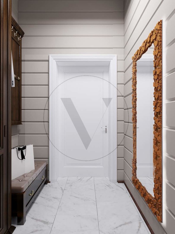 Прихожая с большим зеркалом в деревянной раме