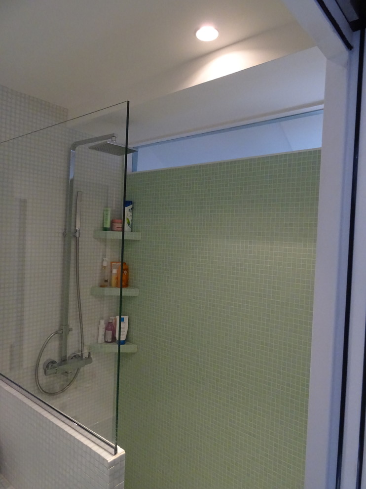 This is an example of a small contemporary bathroom in Paris.
