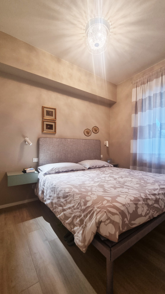 Immagine di una piccola camera matrimoniale design con pareti beige, parquet chiaro, pavimento beige, soffitto ribassato e abbinamento di mobili antichi e moderni