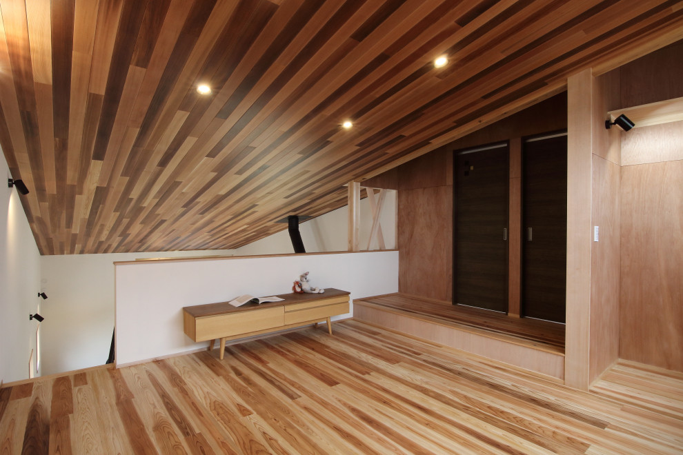 Foto de sala de estar contemporánea con suelo de madera en tonos medios, televisor independiente, madera y madera