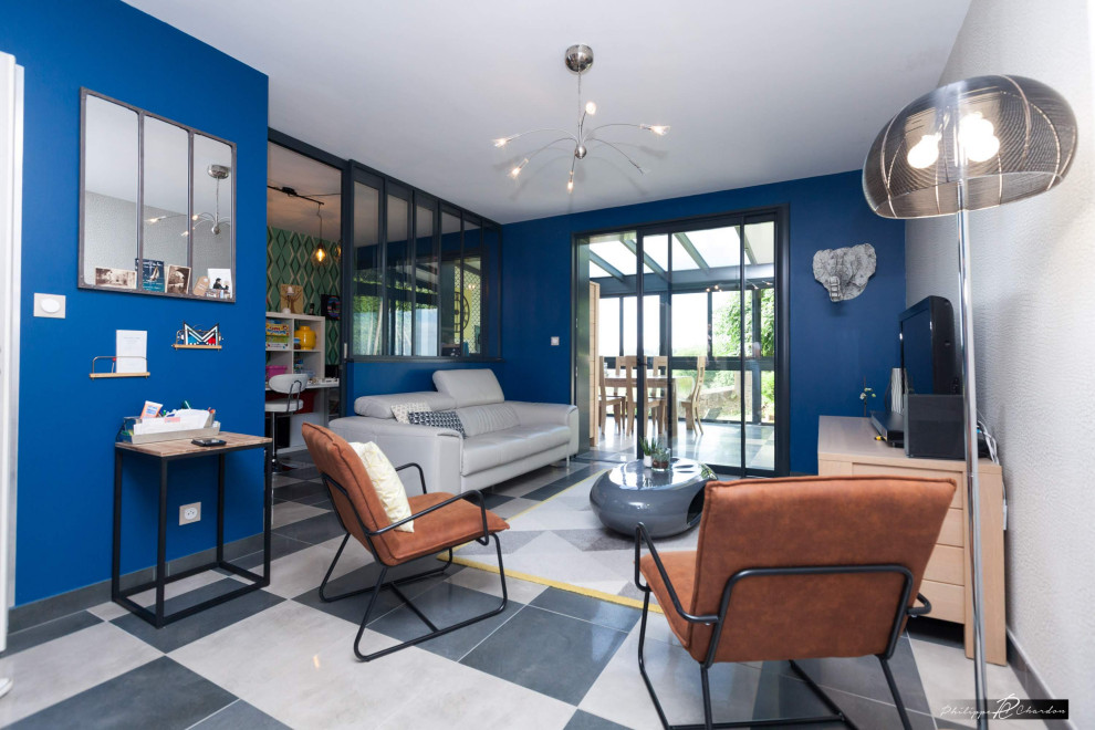 Foto de salón abierto urbano de tamaño medio con paredes azules, suelo de baldosas de cerámica, televisor independiente y suelo negro