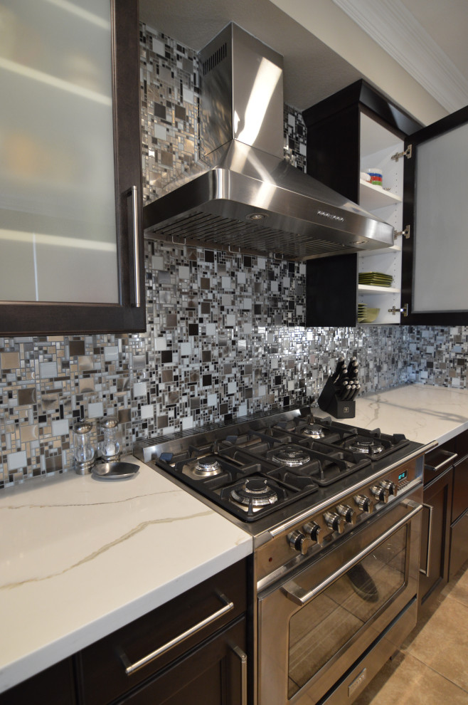 Bild på ett mellanstort eklektiskt vit vitt kök, med en dubbel diskho, skåp i shakerstil, skåp i mörkt trä, bänkskiva i kvarts, stänkskydd med metallisk yta, stänkskydd i metallkakel, rostfria vitvaror, klinkergolv i porslin, en köksö och beiget golv