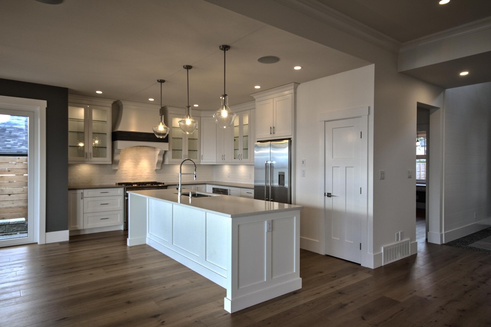 Kitchen - transitional kitchen idea in Vancouver