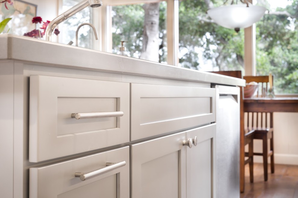 Eat-in kitchen - mid-sized transitional l-shaped medium tone wood floor eat-in kitchen idea with flat-panel cabinets, gray cabinets, quartz countertops and an island