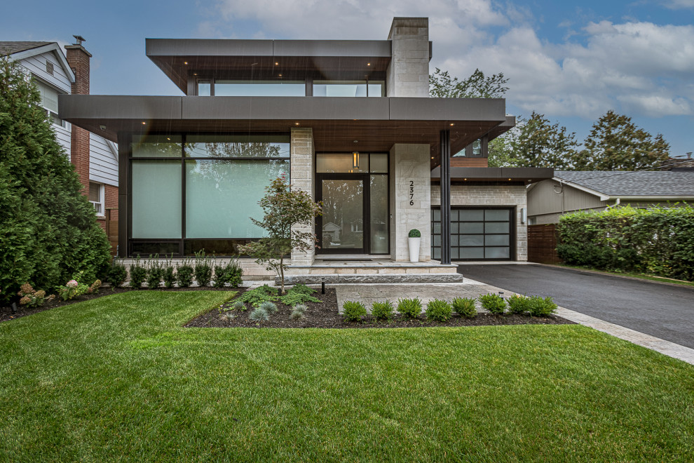 Réalisation d'une très grande façade de maison design en verre à deux étages et plus avec un toit plat, un toit mixte et un toit gris.