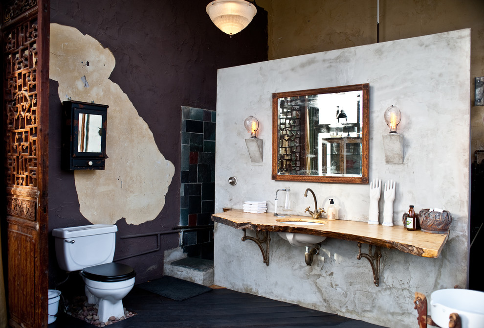 Идея дизайна: большая главная ванная комната в стиле лофт с раздельным унитазом, фиолетовыми стенами, темным паркетным полом, врезной раковиной, открытым душем, полновстраиваемой ванной, столешницей из дерева и серым полом