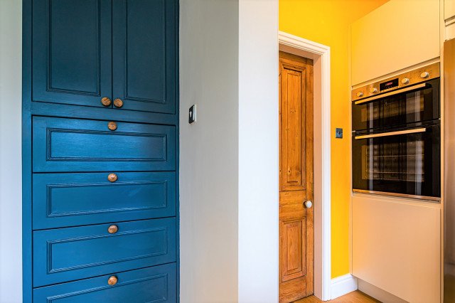 Compact Kitchen with Colour contemporary-koek