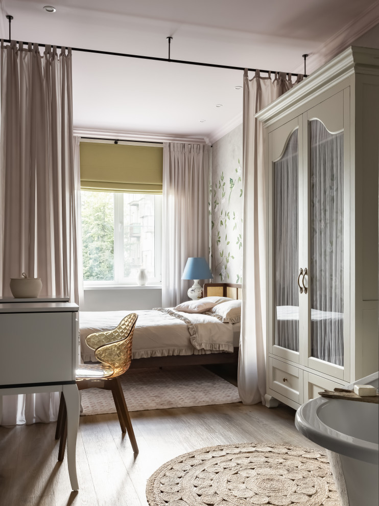 На фото: серо-белая, хозяйская спальня среднего размера с разноцветными стенами, полом из ламината, бежевым полом и зонированием шторами