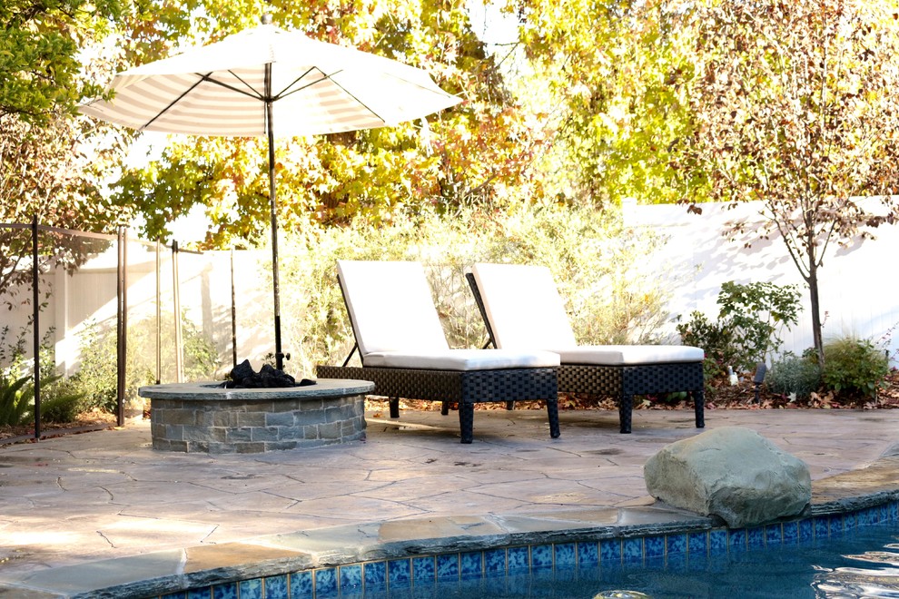 Example of a mountain style home design design in Los Angeles