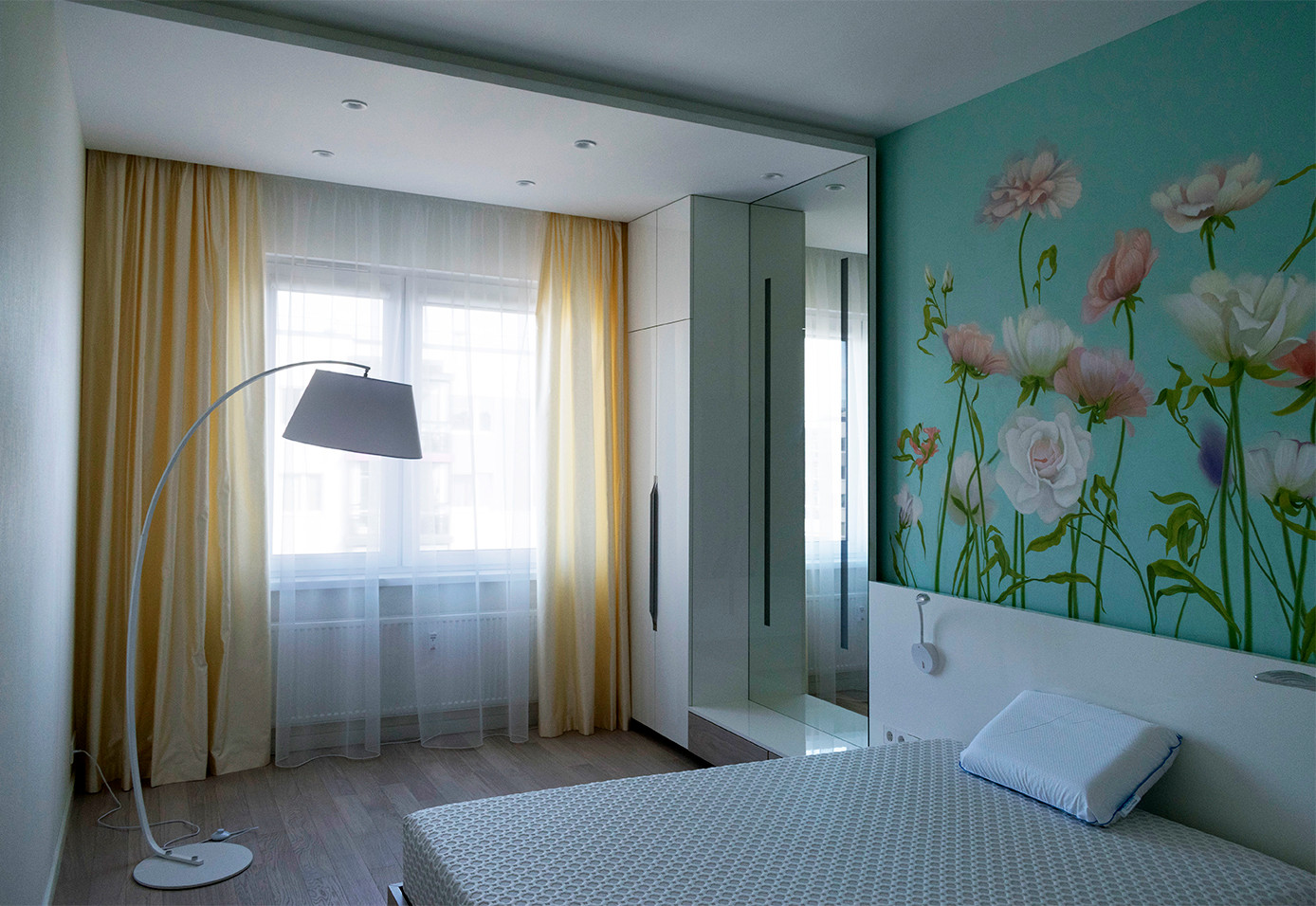 Желтые шторы в современном интерьере.