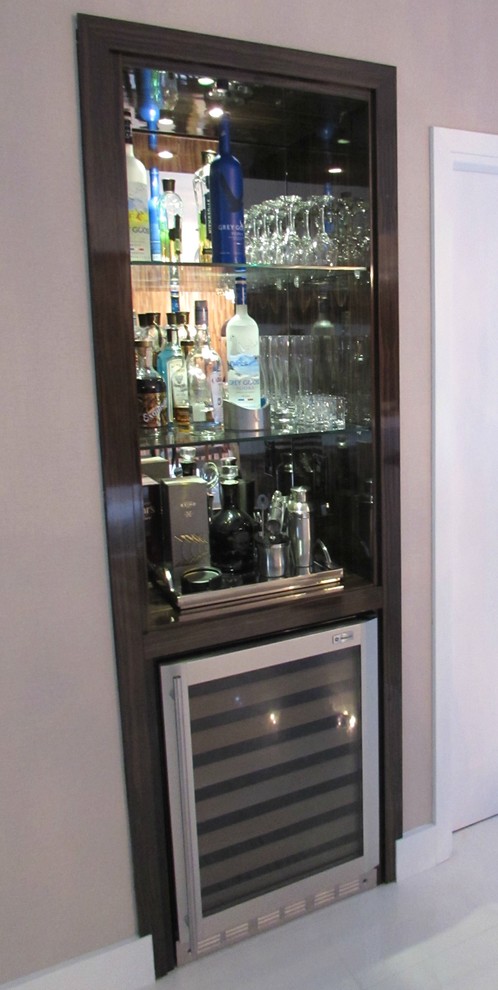 This is an example of a transitional home bar in Miami.