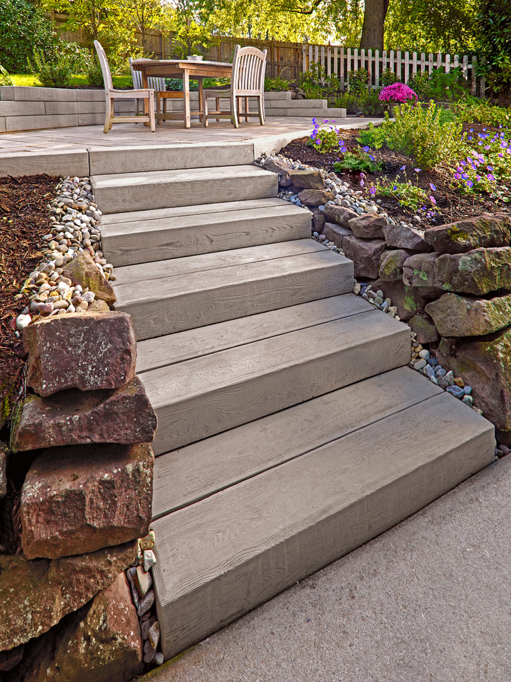 Design ideas for a mid-sized rustic front yard retaining wall landscape.