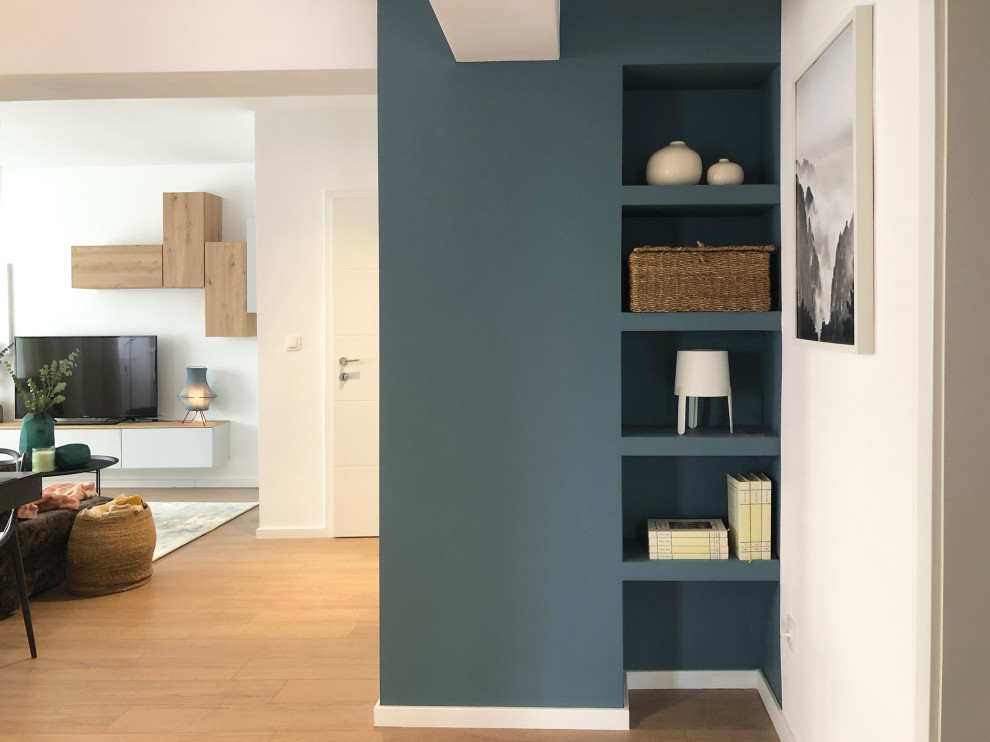 Diseño de salón tipo loft y blanco y madera moderno de tamaño medio con paredes azules, suelo laminado, televisor independiente y suelo beige
