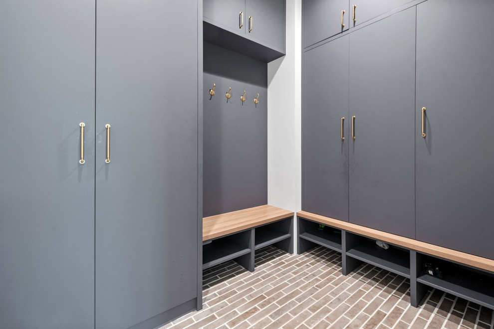 Example of a transitional home design design in Chicago