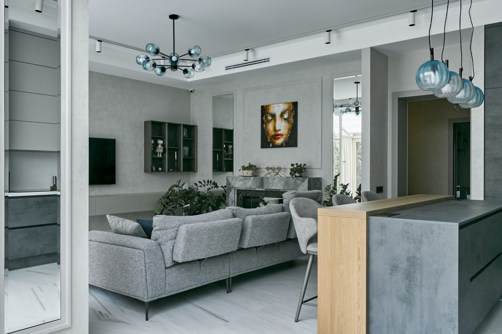 Стильный дизайн: открытая гостиная комната в современном стиле с серыми стенами, полом из керамогранита, белым полом и многоуровневым потолком - последний тренд