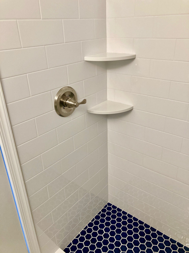 Inspiration för små moderna vitt badrum med dusch, med skåp i shakerstil, blå skåp, en dusch i en alkov, en toalettstol med separat cisternkåpa, vit kakel, porslinskakel, vita väggar, klinkergolv i porslin, ett undermonterad handfat, bänkskiva i kvartsit, vitt golv och dusch med duschdraperi