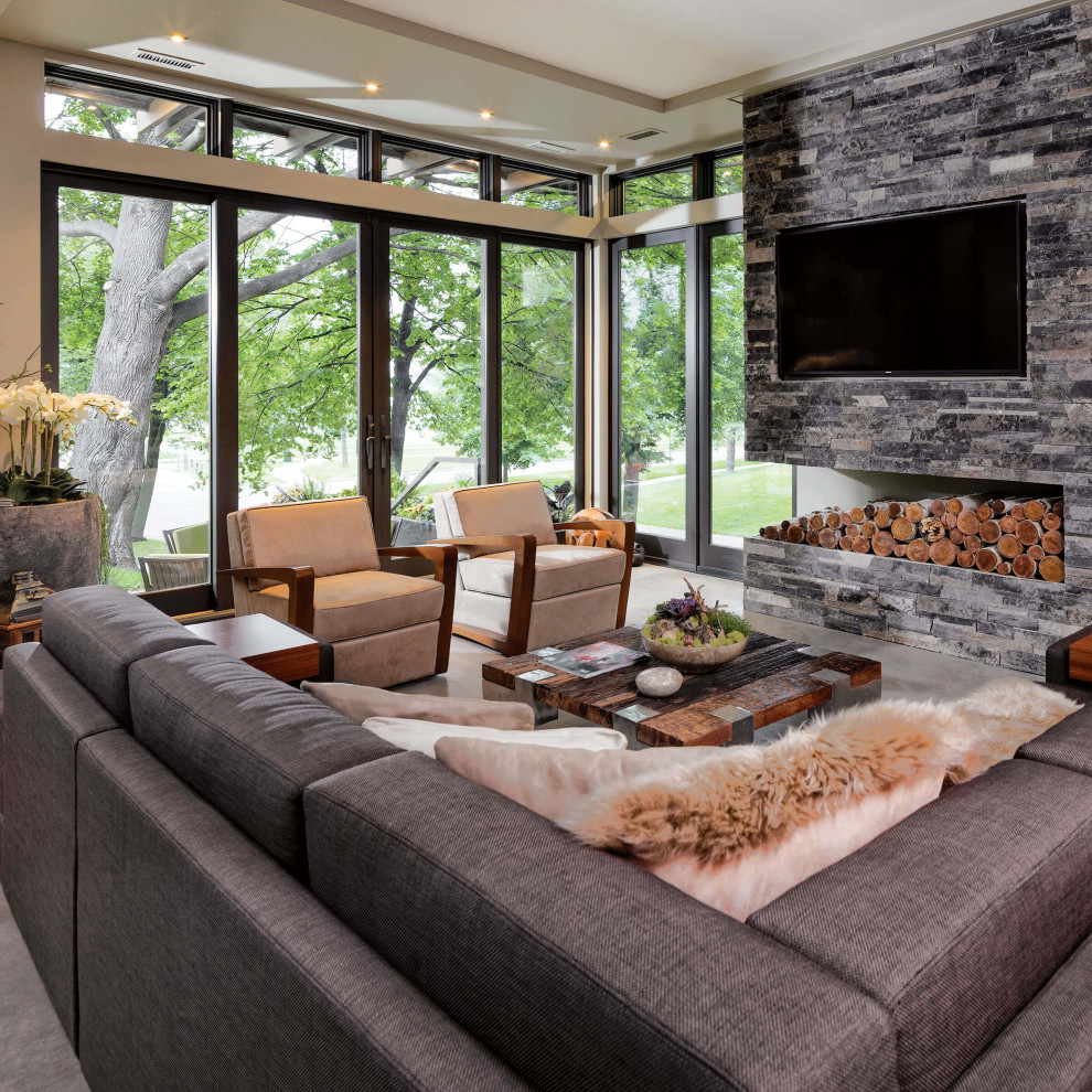 Exempel på ett stort modernt separat vardagsrum, med grå väggar och en väggmonterad TV