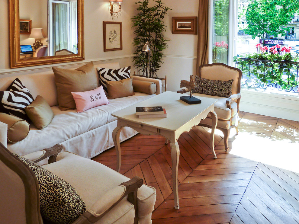 Idées déco pour un salon contemporain ouvert avec un mur beige, un sol en bois brun, aucune cheminée et un téléviseur fixé au mur.