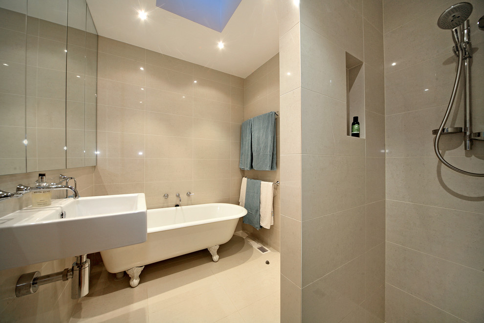 Design ideas for a traditional bathroom in Melbourne.