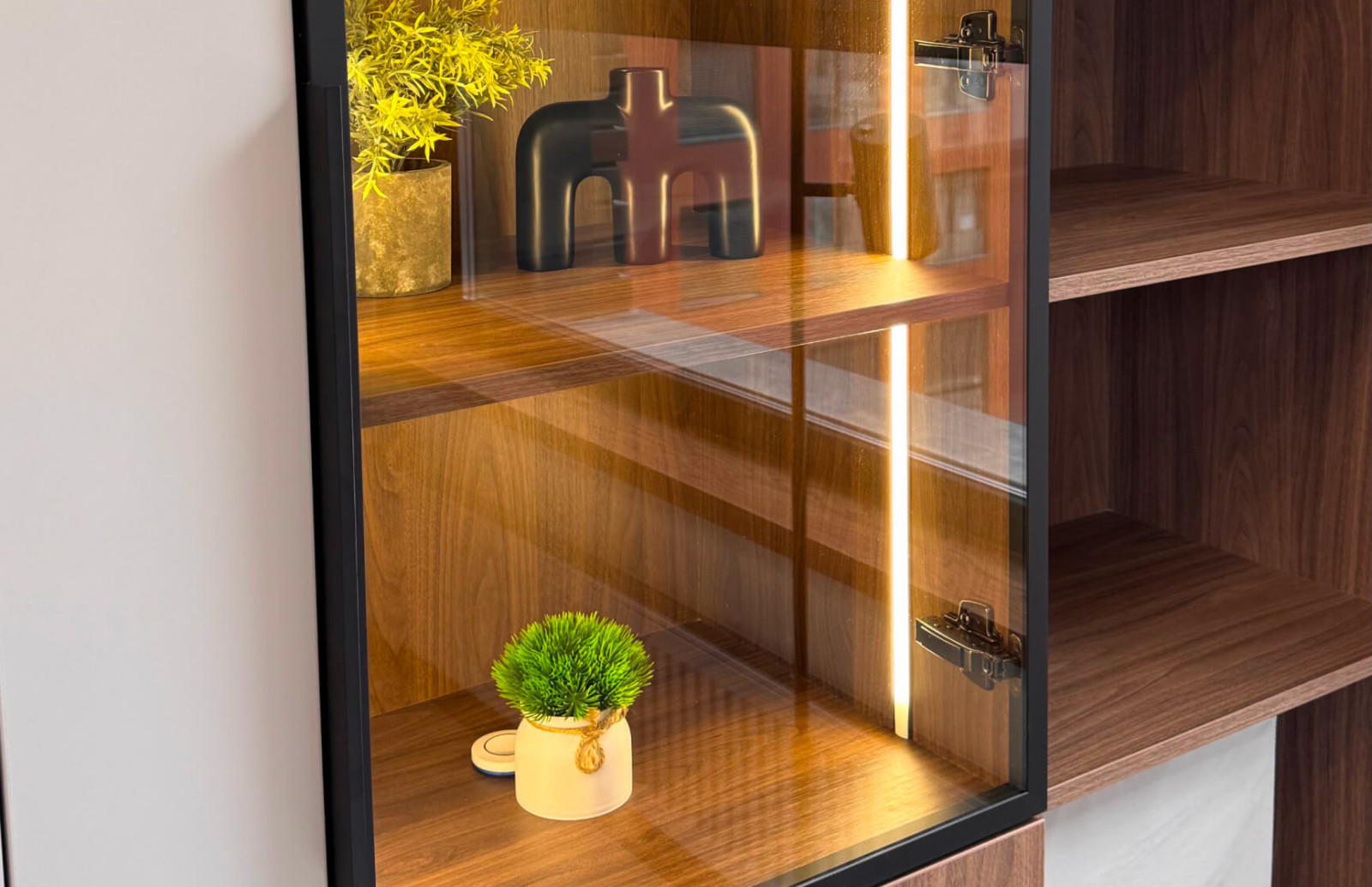 Шкаф-кровать трансформер 3 в 1 в квартире-студии