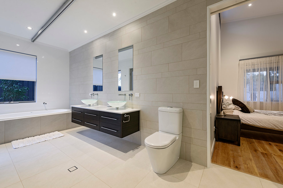Idéer för ett stort modernt beige badrum, med bruna skåp, en dusch i en alkov, vit kakel, porslinskakel, vita väggar, klinkergolv i porslin, ett fristående handfat, bänkskiva i kvarts, med dusch som är öppen, en toalettstol med hel cisternkåpa och vitt golv