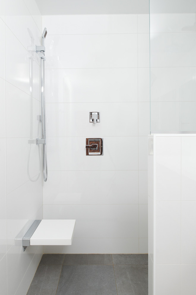 Exempel på ett mellanstort modernt vit vitt en-suite badrum, med släta luckor, skåp i mellenmörkt trä, en toalettstol med separat cisternkåpa, vit kakel, glaskakel, vita väggar, klinkergolv i porslin, ett integrerad handfat, grått golv och med dusch som är öppen