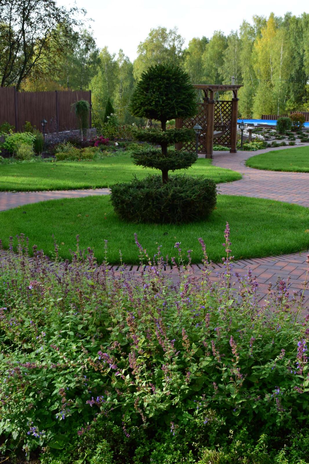 Дизайн участка с уклоном более 7 м.