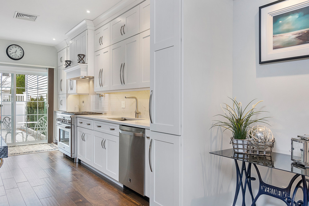 Transitional home design photo in Boston