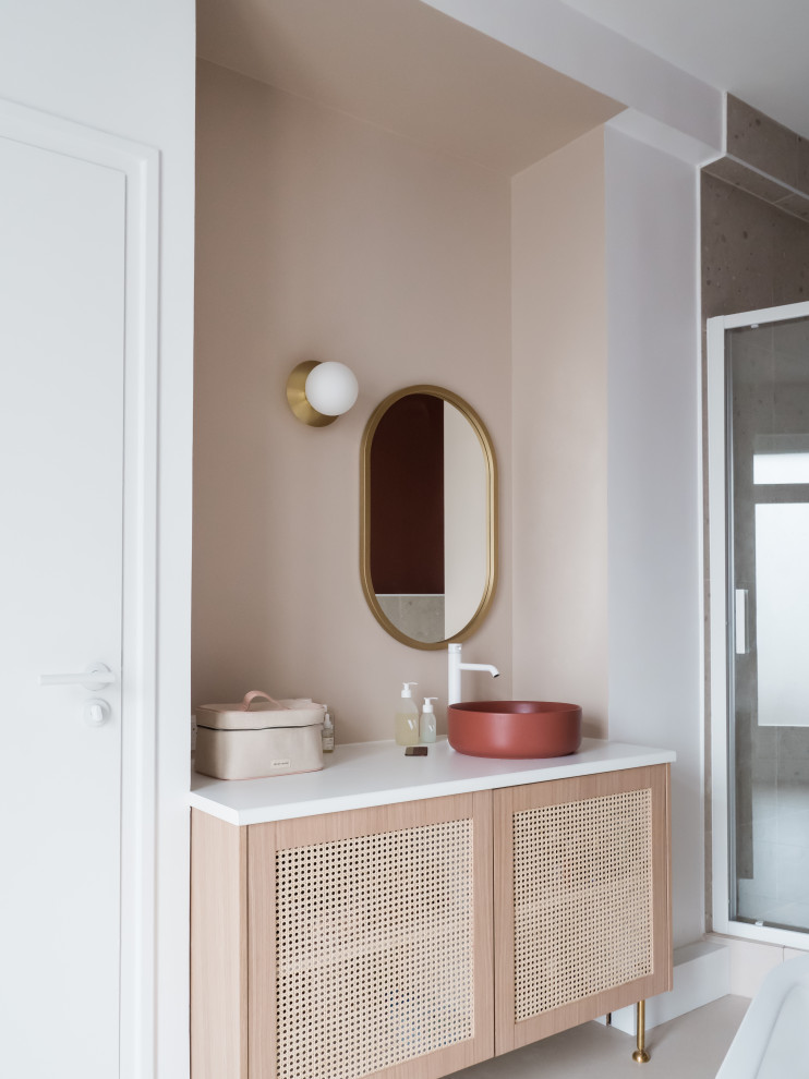 Пример оригинального дизайна: большая главная ванная комната в стиле модернизм с коричневыми фасадами, отдельно стоящей ванной, душем в нише, бежевыми стенами, раковиной с пьедесталом, столешницей из ламината, белым полом, белой столешницей, нишей, тумбой под одну раковину, напольной тумбой и душем с раздвижными дверями