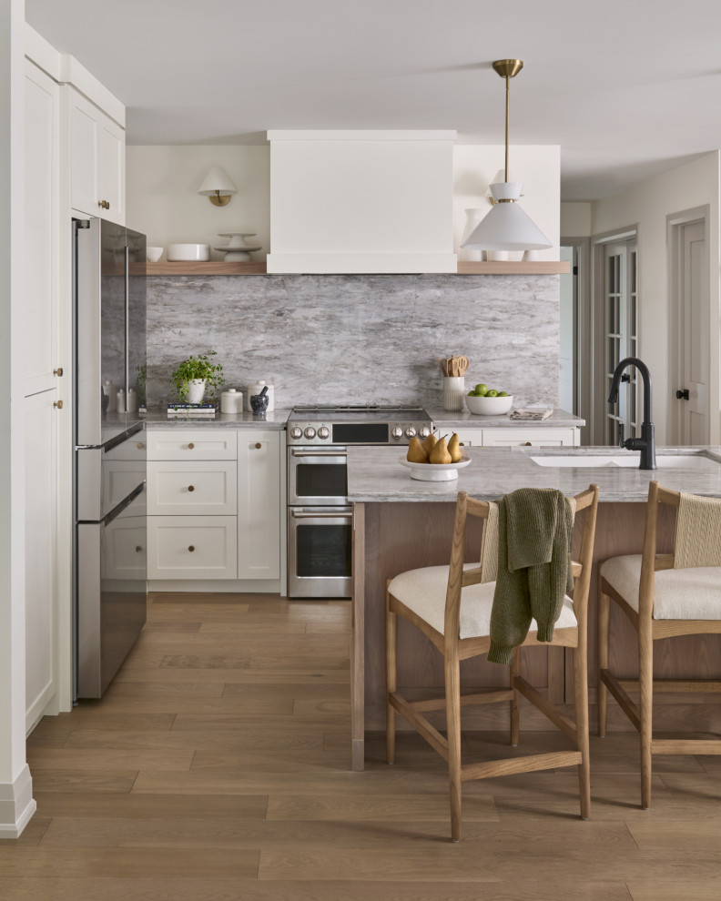 Kitchen - transitional kitchen idea in Toronto