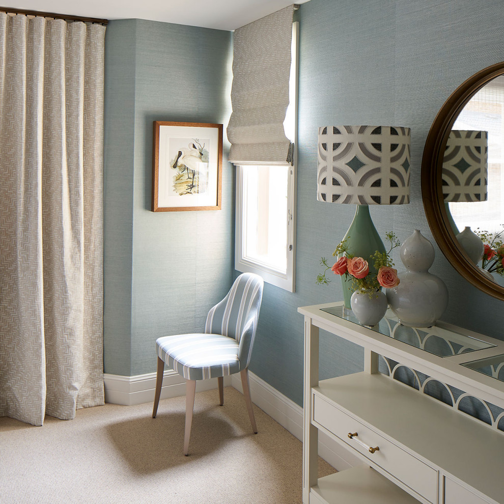 Großes Stilmix Hauptschlafzimmer mit blauer Wandfarbe, Teppichboden und beigem Boden in Central Coast