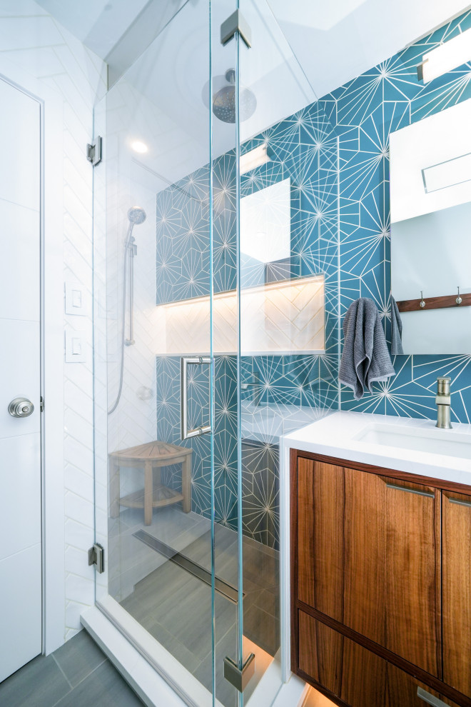 Example of a minimalist blue tile and porcelain tile porcelain tile, gray floor and double-sink bathroom design in Other with dark wood cabinets, a one-piece toilet, white walls, an undermount sink, quartzite countertops, a hinged shower door, white countertops, a niche and a floating vanity