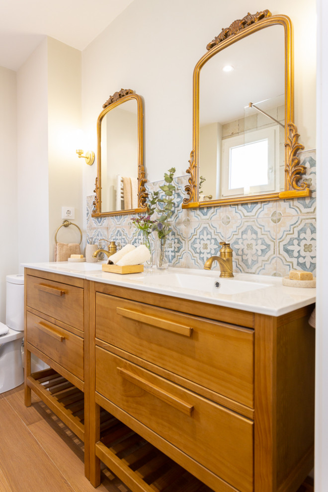 На фото: главная ванная комната среднего размера в классическом стиле с фасадами цвета дерева среднего тона, душем без бортиков, синей плиткой, белыми стенами, полом из керамической плитки и тумбой под две раковины
