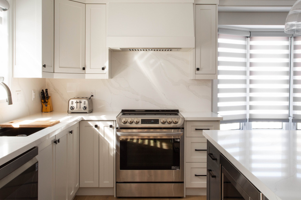 Example of a transitional kitchen design in Toronto